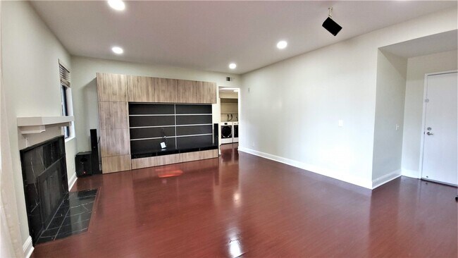 Building Photo - 37168 Meadowbrook Common, Unit 105