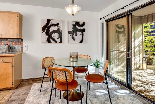 Building Photo - Downtown Bellevue 2 Bedroom 1.5 Bath 2 story Condo