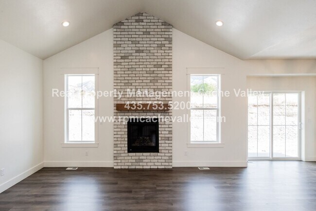Building Photo - Gorgeous 3 br 2 bath home in Hyde Park! Ha...