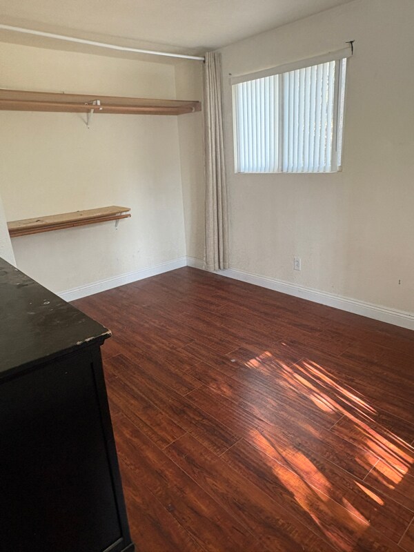 Building Photo - 497 Delle Dr