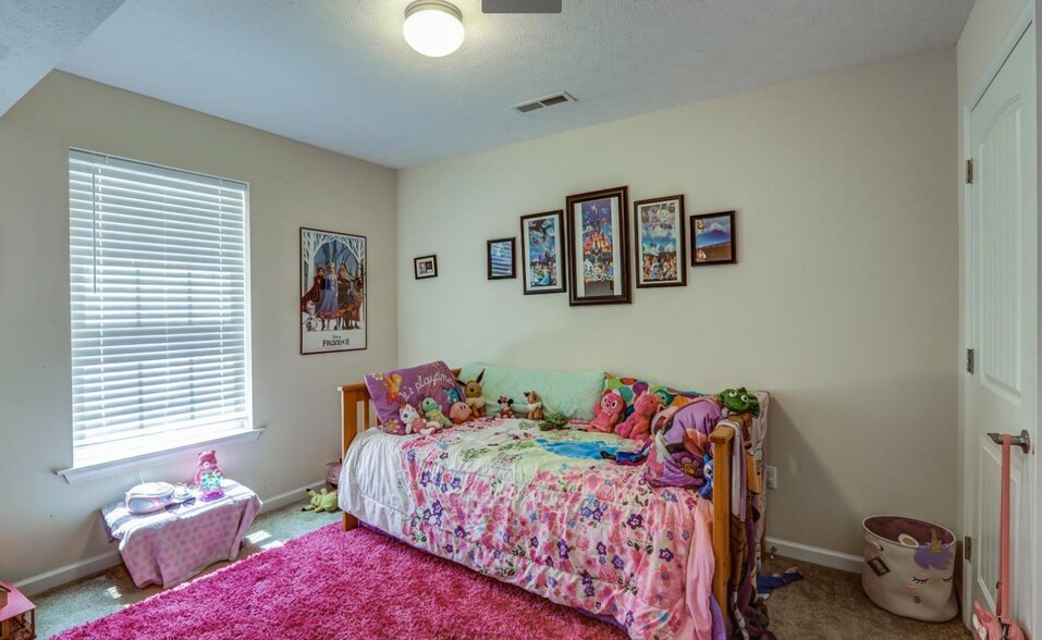 Building Photo - 27 Gloucester Dr