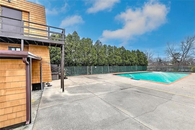 Building Photo - 510 Child St