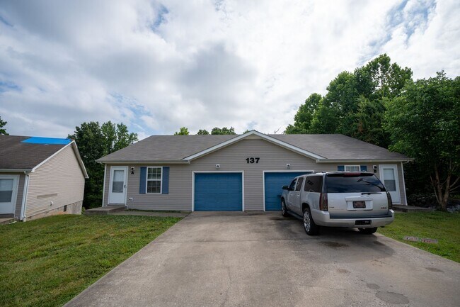 Building Photo - 137 Maureen Dr