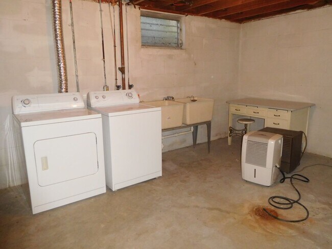 Building Photo - 9083 Meadowbrook Cir