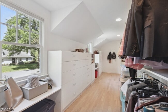 Building Photo - 24 Thackeray Dr