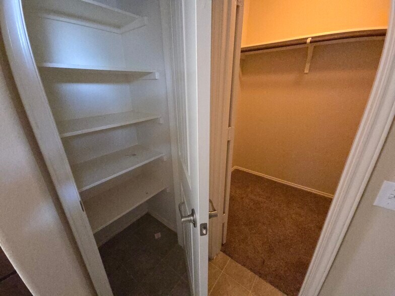 Master linen closet and walk-in closet 2 - 10116 Deer Chase Trl