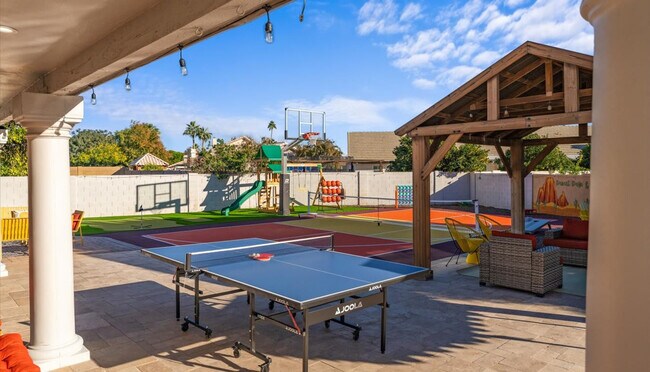 Building Photo - 2431 E Laurel St