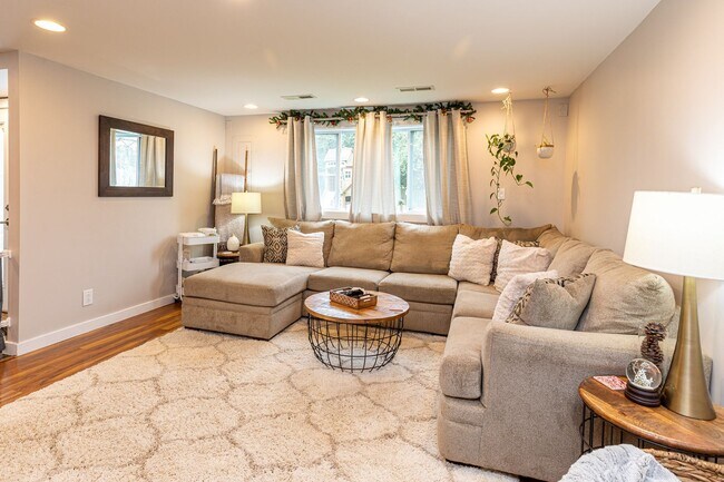 Building Photo - Spacious 4 Bedroom 3 Bath Home