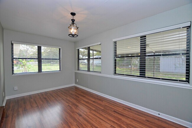 Building Photo - 4 bed 2 bath home