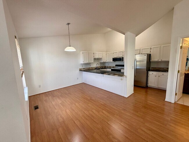 Building Photo - 537 Canyon View Dr