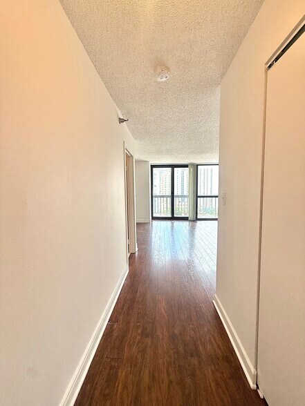 Building Photo - 33 W Delaware Pl