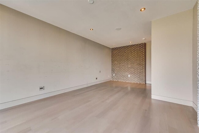 Building Photo - "Luxurious 3-Bed Oasis with 5 Full Baths in Prime Dallas Location - 4,666 Sq Ft of Elegance!"