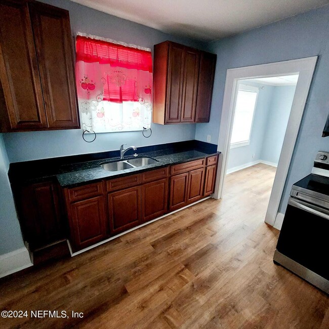 Building Photo - 1735 Brackland St