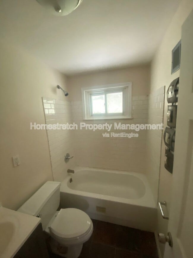 Building Photo - 6657 Kenwood Dr