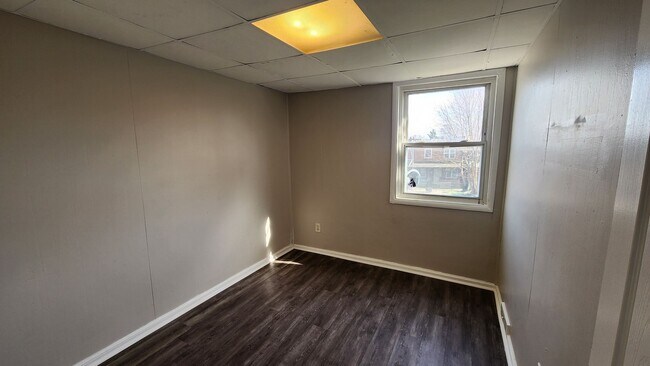 Building Photo - 119 E Laughead Ave