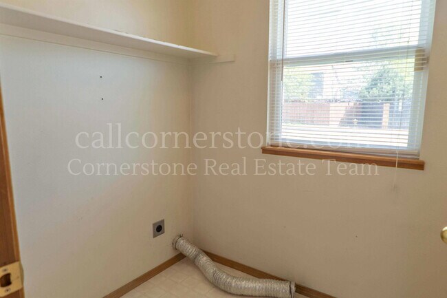 Building Photo - 743 Descendant Dr