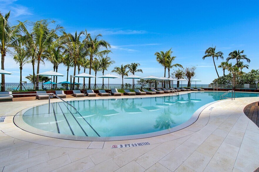 Building Photo - 15701 Collins Ave