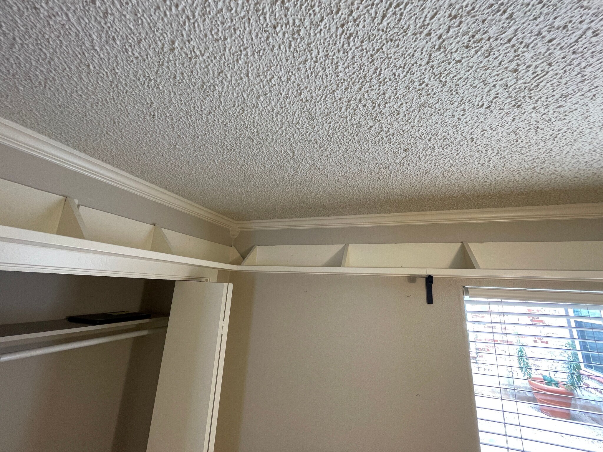 Building Photo - Room in Condo on E Hill Dr