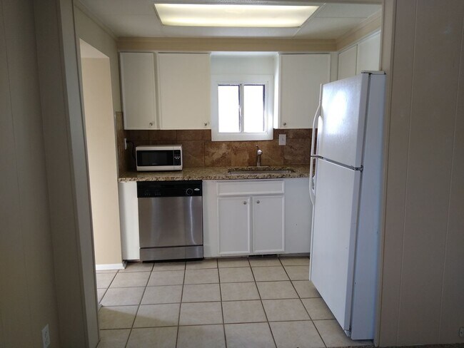 Building Photo - Highlands 1 Bedroom 1 Bath w/ Yard and Laundry!