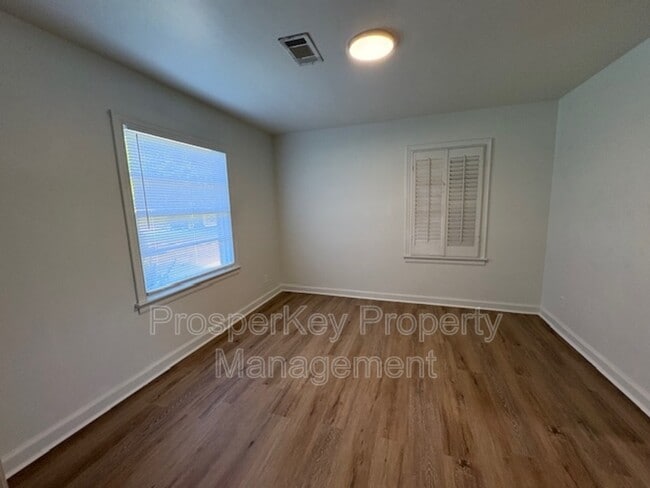 Building Photo - 703 Briarcliff Rd