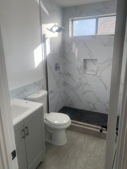 Building Photo - 1223 N Kingsley Dr