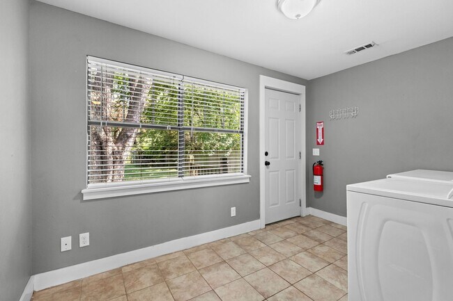 Building Photo - Beautiful home located in the heart of Fayetteville