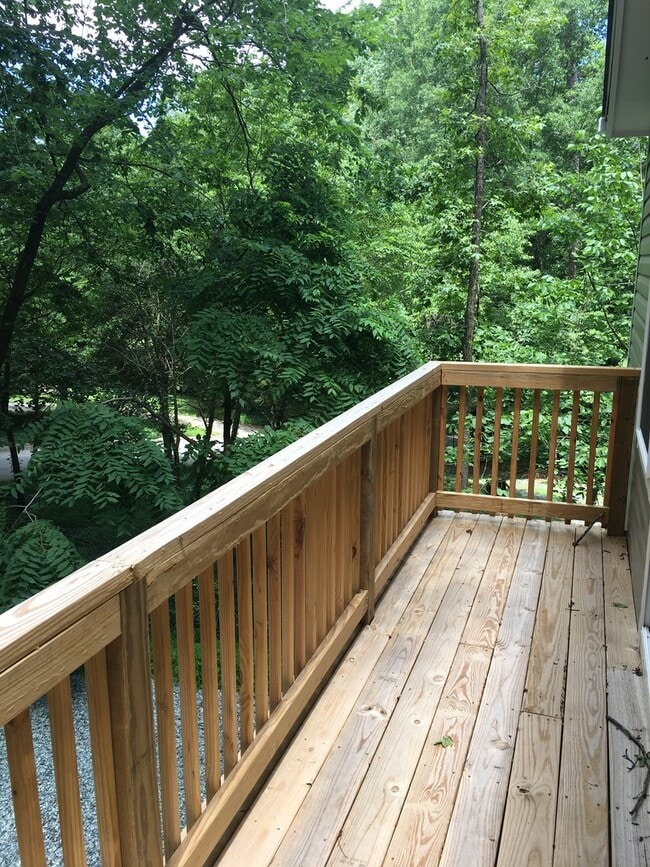 Building Photo - Sleek and Stylish, newly renovated 2 bedro...