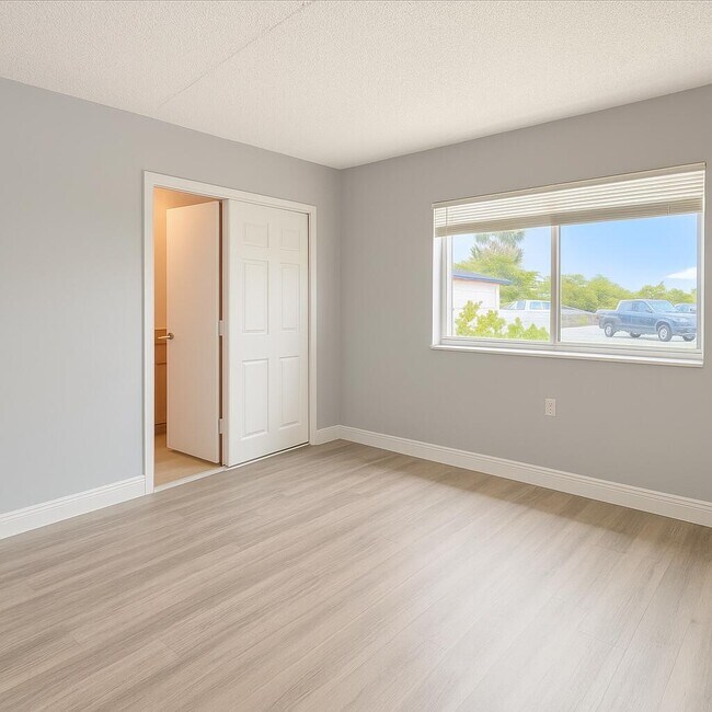 Building Photo - 704 SW 81st Ave