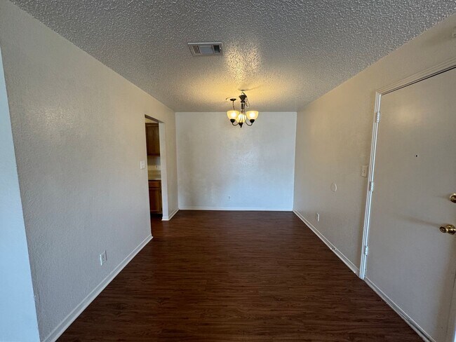 Building Photo - Cute duplex unit in NRH