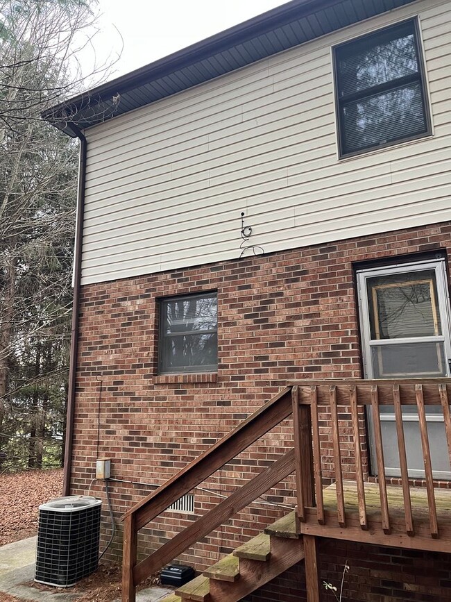 Building Photo - Renovated Home Near Virginia Tech