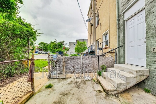 Building Photo - 834 N Stricker St