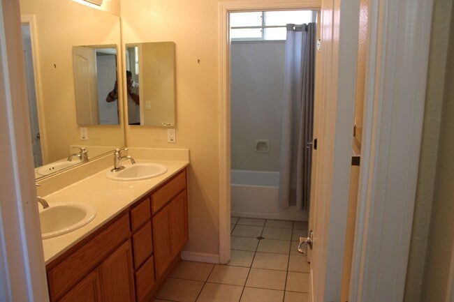 Building Photo - Luxury Living