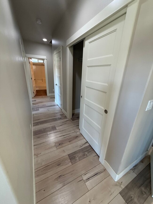 Building Photo - NE 3 Bdrm, 2 Bath, Gas Heat/Fireplace, Air...