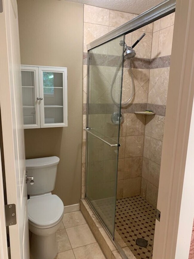 Building Photo - Starpointe Luxury Home with 6 Bedrooms, 4 ...