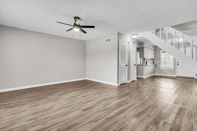 Building Photo - 3 Bedroom 1.5 Bath Town Home in North Charleston