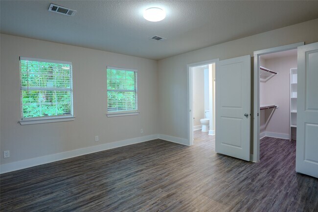 Building Photo - 21415 Russell Dr