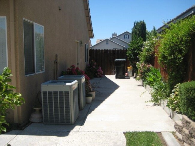 Building Photo - Large corner lot, 4 bedroom with Pool/Spa