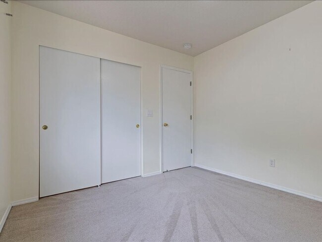 Building Photo - FOR RENT: MRS. CLEAN LIVED HERE! LOVELY HILLSBORO HOME AVAILABLE NOW! 4 BED, 2.5 BATH, 2 CAR GAR,...