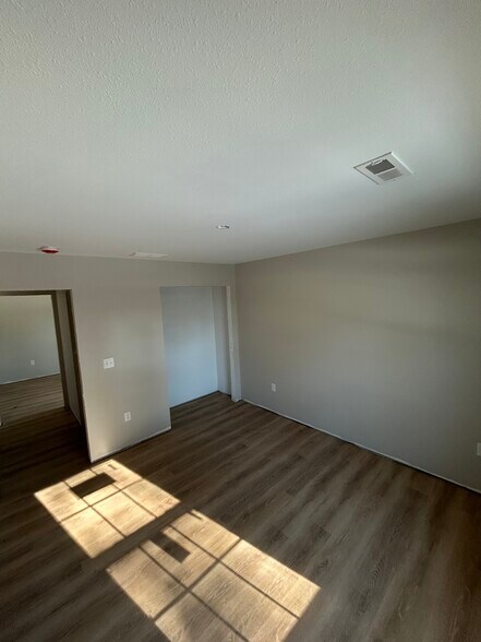 Building Photo - 304 Jennifer