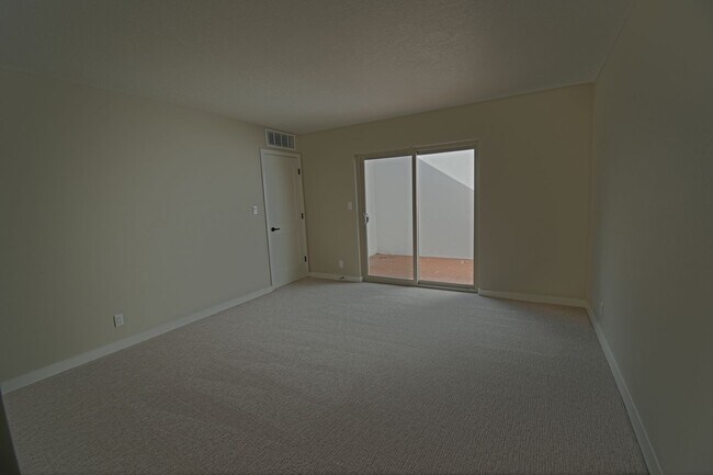 Building Photo - Newly UPDATED 3BD/2BA Available NOW!