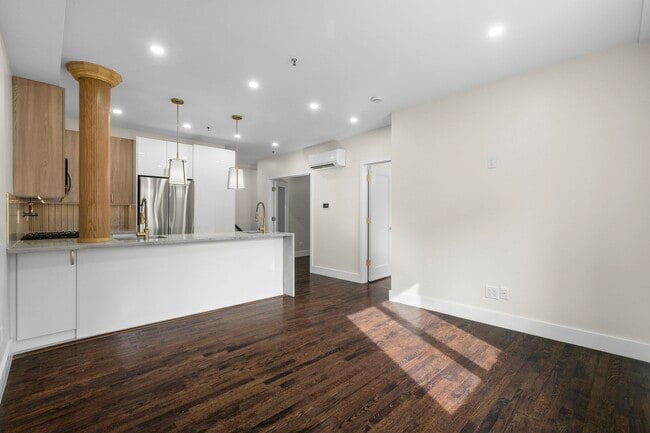 Building Photo - 556 1st St