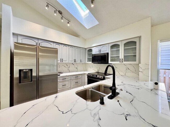 Building Photo - 10028 Oasis Palm Dr