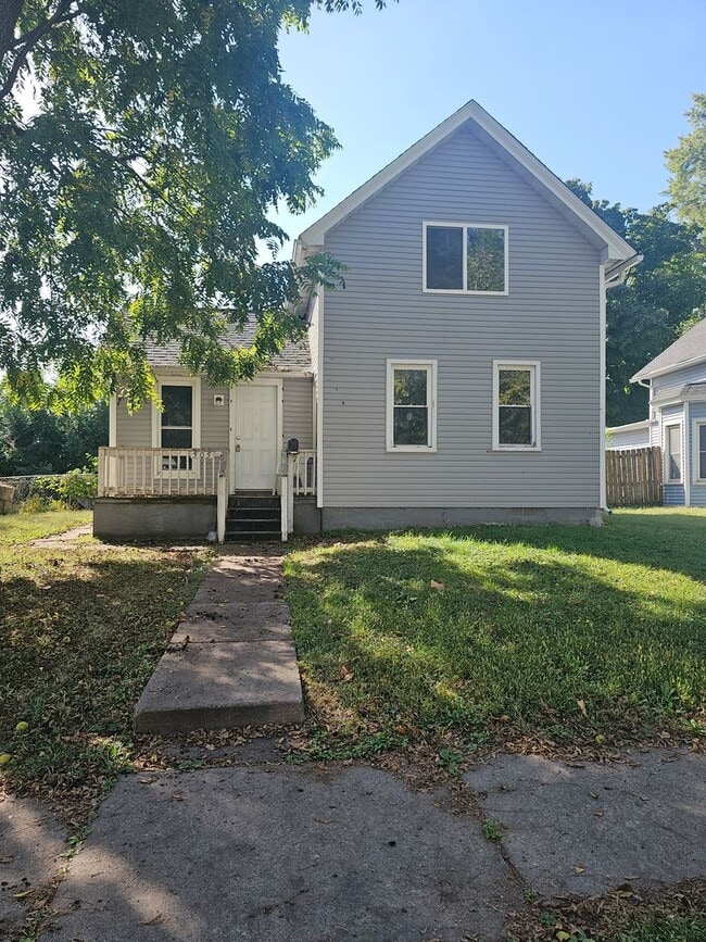 Building Photo - There is a $25 fee per application and eve...