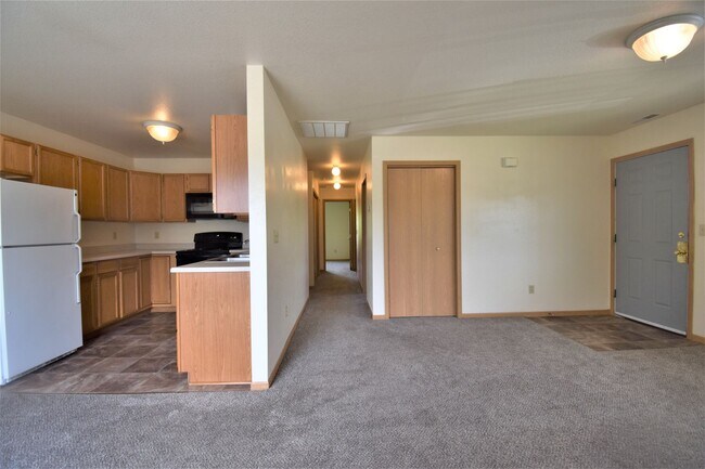 Building Photo - 2Bed with OFFICE and DETACHED GARAGE! Grea...