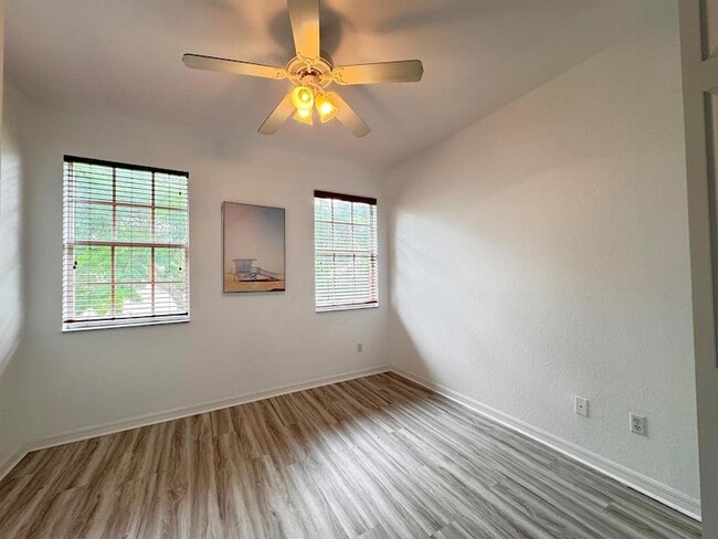 Building Photo - 1019 W Longport Cir