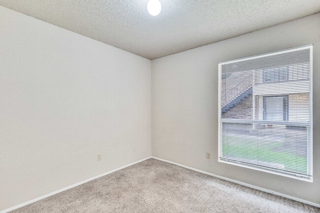 Building Photo - Downstairs Four-Plex Unit with Fenced Back...