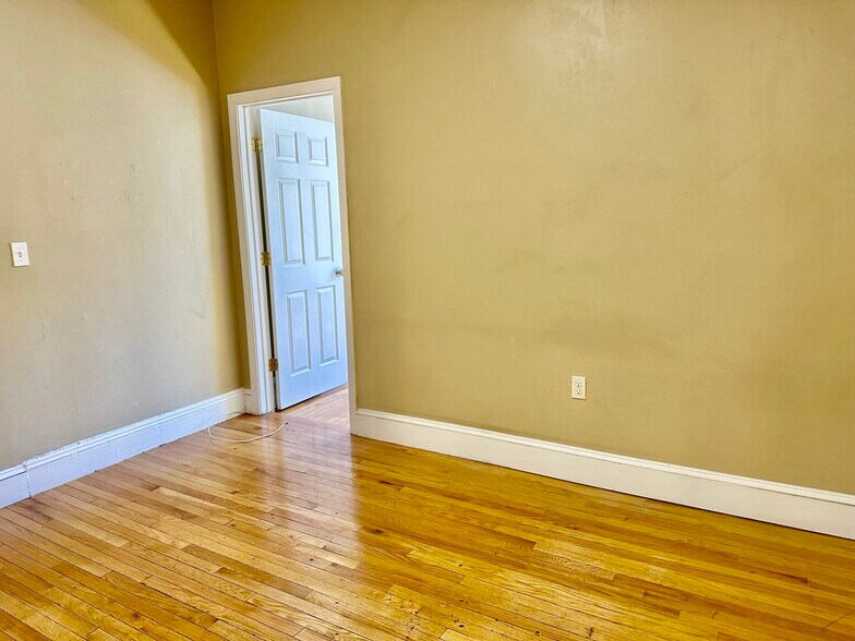 Building Photo - 74 Egmont St