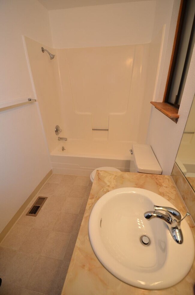 Building Photo - Charming 2-bedroom Townhome Near Downtown Beaverton!