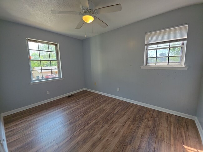 Building Photo - 3910 Grunden Dr SW