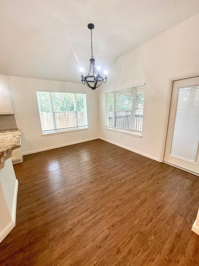 Building Photo - 713 Maple Ln